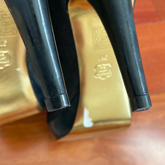 Elegant Brown’s black stilettos - Picture 6 of 7